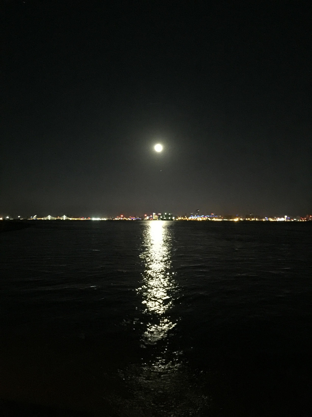 吃完晚餐,夜色已深,在西海岸的海边静坐