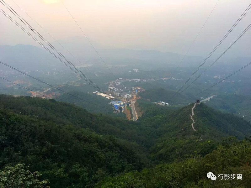南边是正在修筑的长城,蜿蜒山脊数公里,也许一直可以修到窦王岭.
