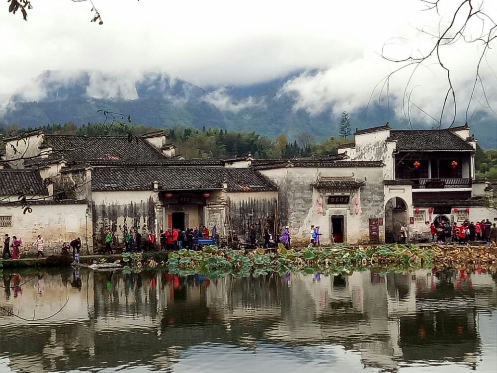 幽灵的小巷 宏村,是一幅画,一幅水墨中国画。 宏村,是一本书,一本富有哲理的处世之道的书。 宏村,是一种文化,一种家风,一种精神,一种世代相传,生生不息的,无论是官,是商,还是小民,在她们的血液里就会流淌着尊儒,守孝,重教,自强不息的一种精神。 当然,我们会看到一些糟粕,毕竟瑕不掩瑜。