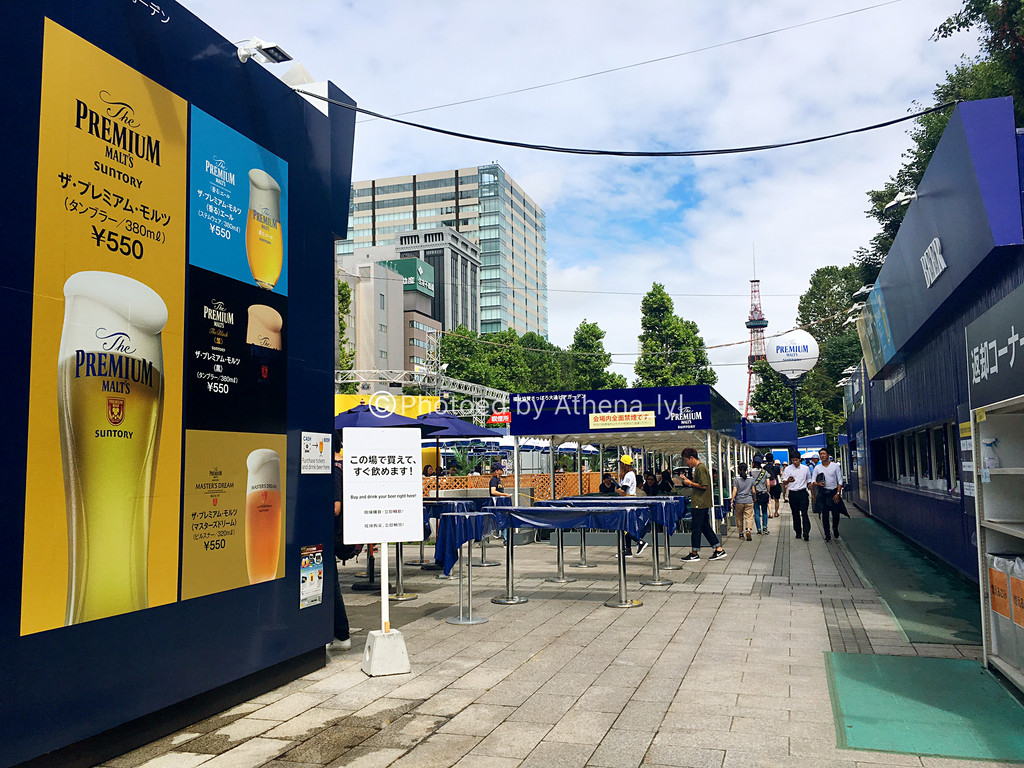 展出各种主题的冰雕;夏季7-8月的啤酒花祭,也就是啤酒节,日本各主要