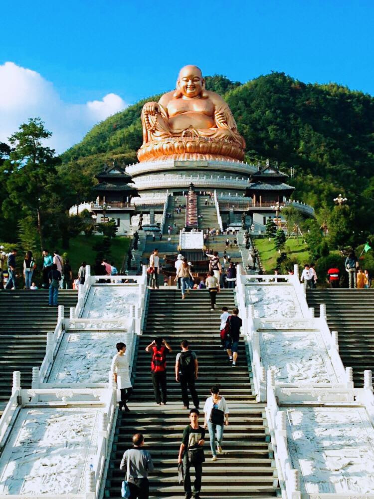 金装大高居莲台,宝相慈祥…