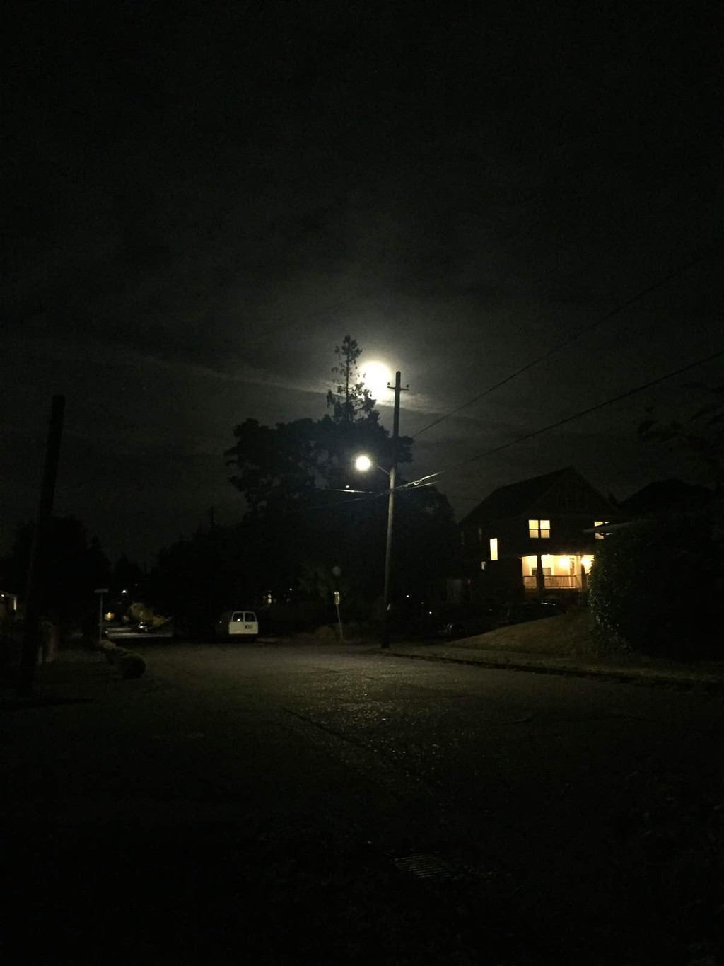 八月十六的月亮,晚上八点走在路上