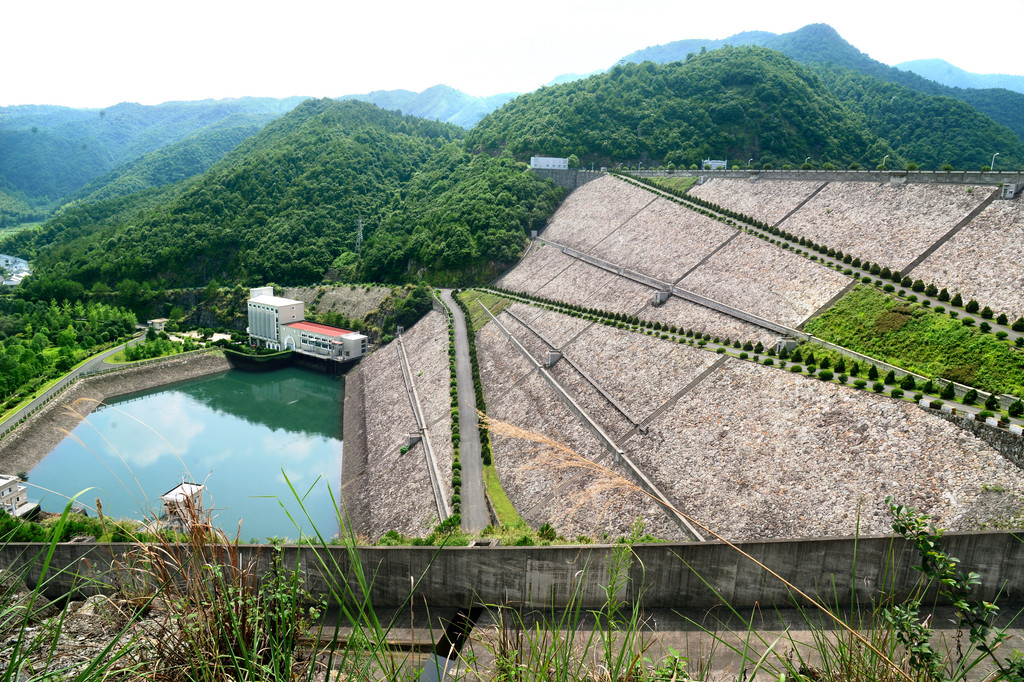 高耸的大坝十分巍峨,坝体上凿有盘坝公路,上边望下去蔚为壮观.