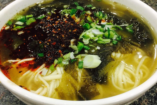 一下来就被人海给吓住了,先让爹爹静静去吃碗著名的马有布牛肉面吧!