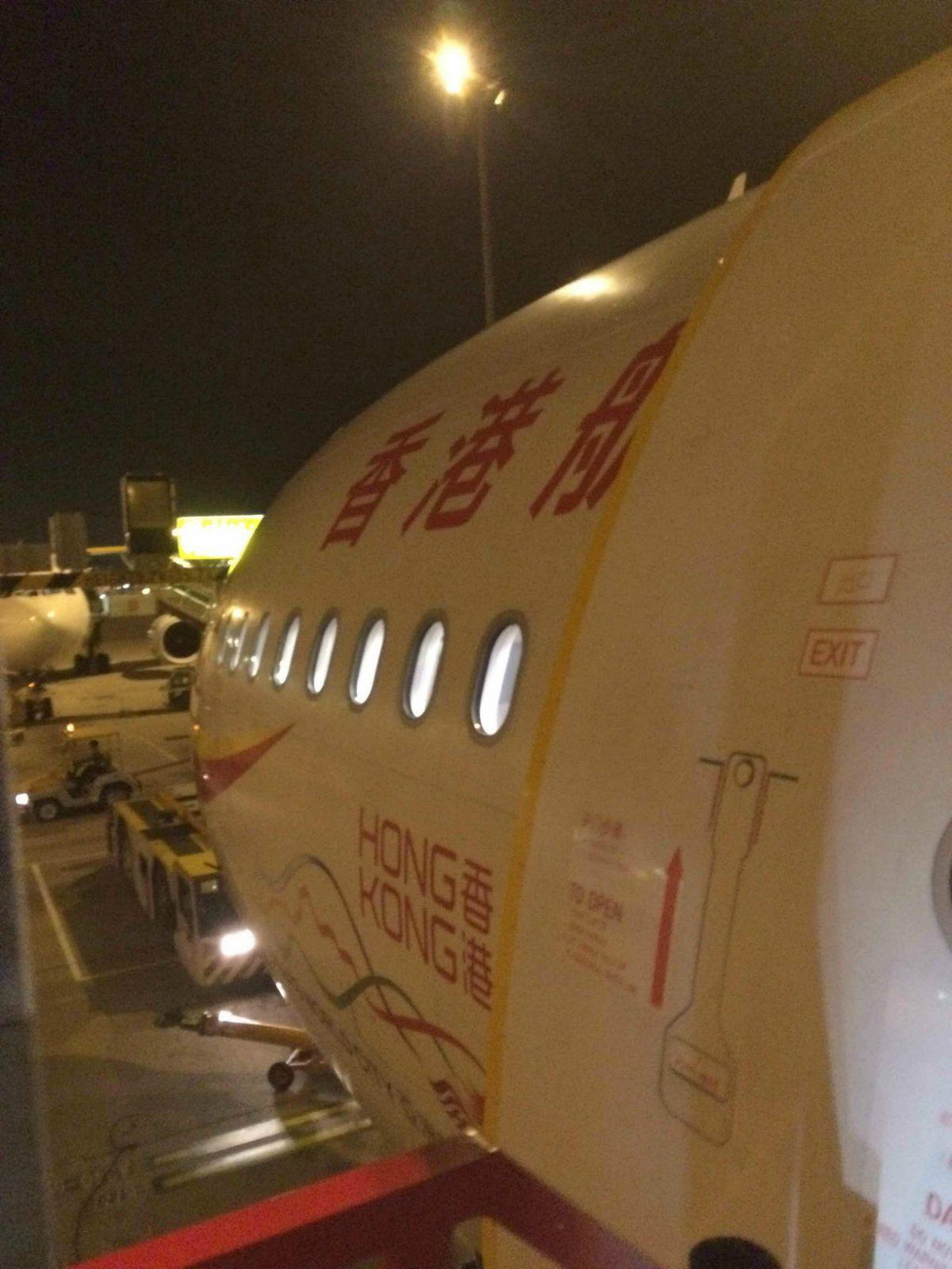 香港國際機場 凌晨2點的飛機,玩了