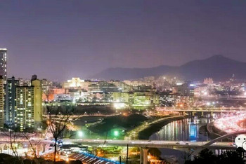 韩国首尔鹰峰山夜色